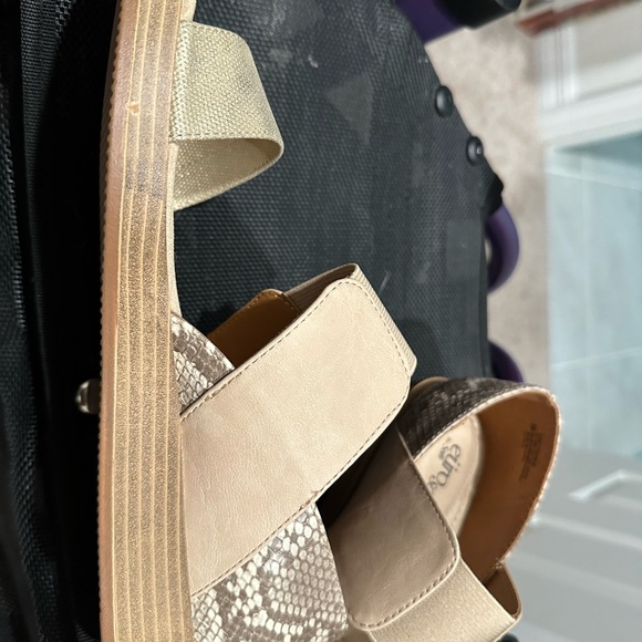 Tan sandals with snake print heels - Picture 7 of 7